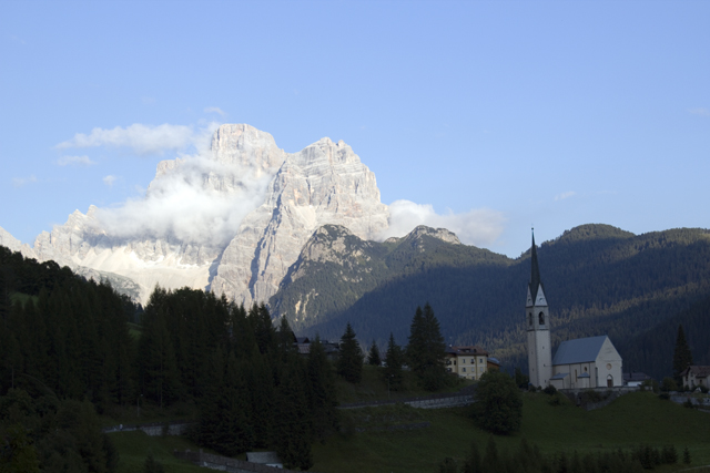 2011-08-17_17-13-07 cadore.jpg - Monte Pelmo und die Kirche Chiesa nel Cuore in Selva di Cadore 